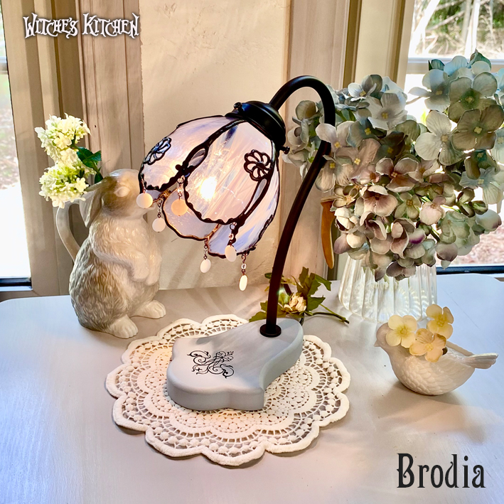 ウィッチーズキッチンのテーブルランプ ブローディア Brodia Led対応 フラワー 置き型照明 ステンドグラス 7月の花 ランプ ウィッチーズキッチン