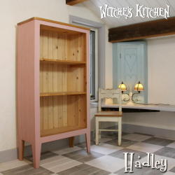 ステンドグラス入りやオープンタイプ、キュートな本棚やシェルフたち